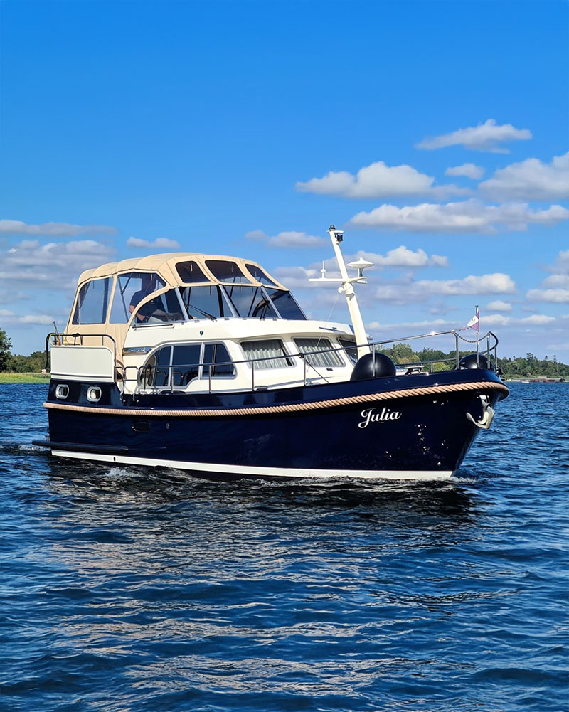 Linssen Yachten gehören nicht ohne Grund zu den komfortabelsten Motoryachten. Besondere Merkmale sind der vibrationsarme und leise Lauf, die durchdachte Raumaufteilung und die sehr hochwertige Ausstattung.